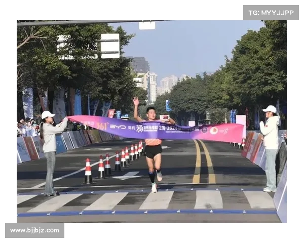 400米马拉松冠军诞生 显眼包助力选手起跑冲刺创造新纪录
